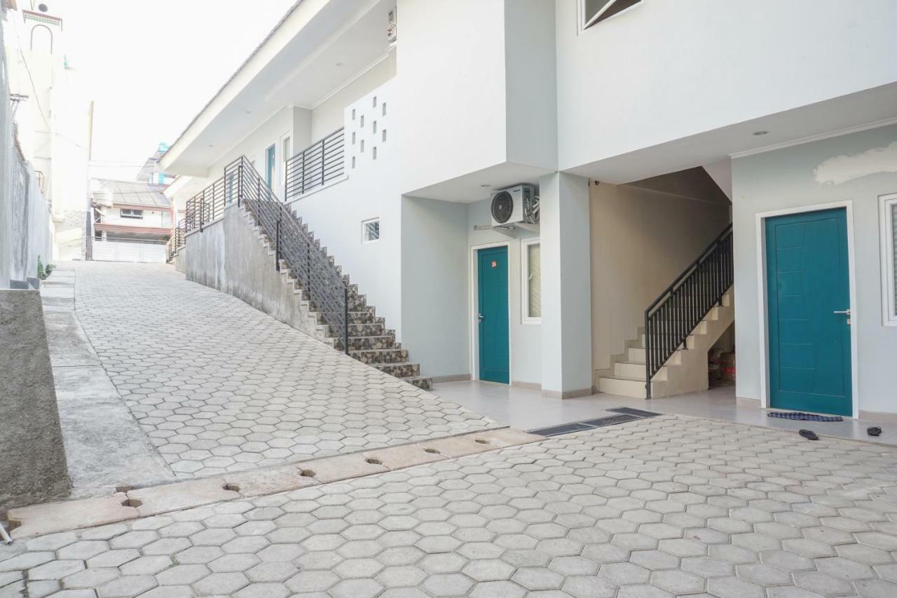 Residences By Reddoorz Near Mt Haryono - Minimum Stay 7 Days Джакарта Екстериор снимка