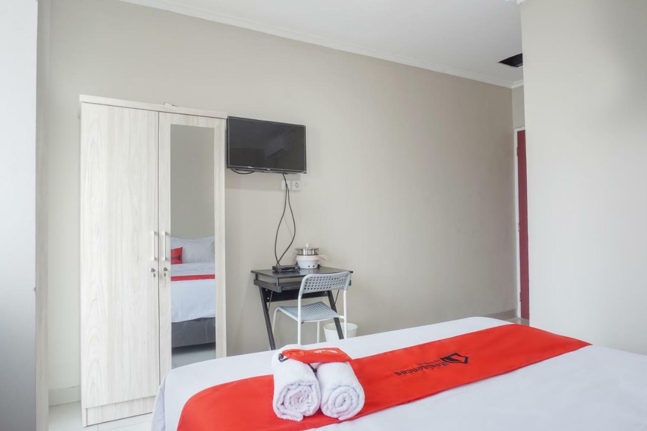 Residences By Reddoorz Near Mt Haryono - Minimum Stay 7 Days Джакарта Екстериор снимка