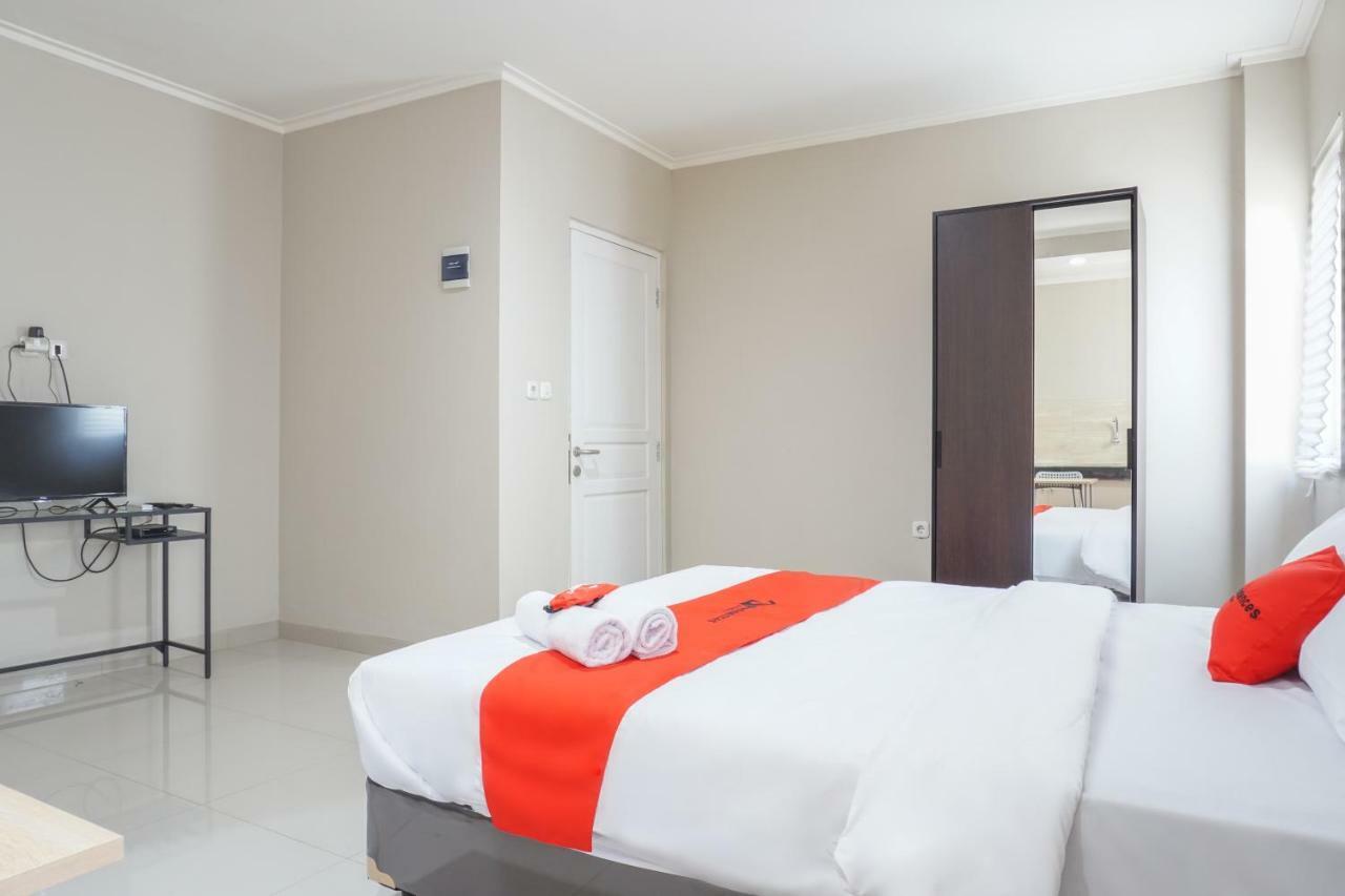 Residences By Reddoorz Near Mt Haryono - Minimum Stay 7 Days Джакарта Екстериор снимка